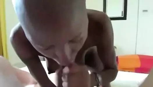 Glatzen-Negerin zur Ficknutte abgerichtet!