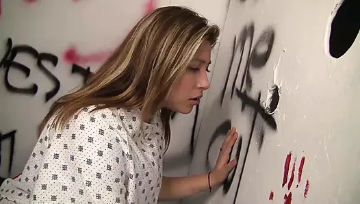 Daisy leon duvar deliğinden büyük yarak emmeyi seviyor