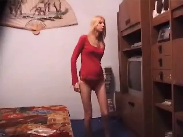 Şehvetli sarışın amatör sikilirken ve dölle beslenirken zevkle inliyor. Sophia nazikçe - sapık orta yaşlı seksi kadınlar