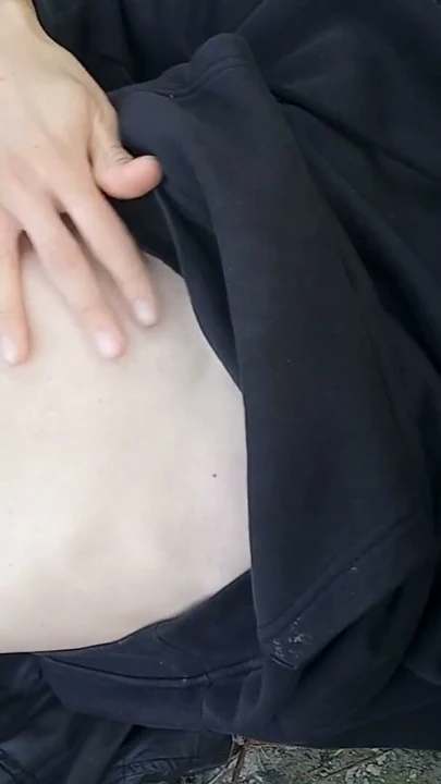 Sevimli gay twink, dışarıda fermuarından çıkardığı sikini sıvazlıyor, Jon Arteen | Bölüm 2