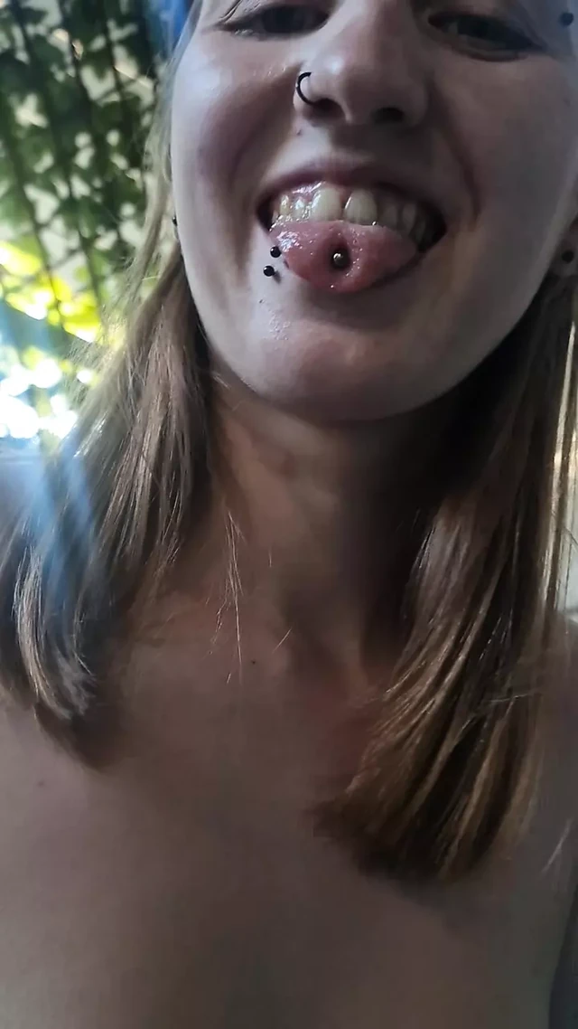 Serinliyor - genç kız havuzda soyunuyor, sualtı kamerası