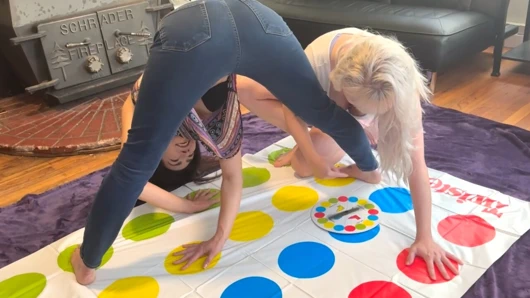 Azgın lezbiyenlerin karıştığı oturma odasında striptiz yapıyor