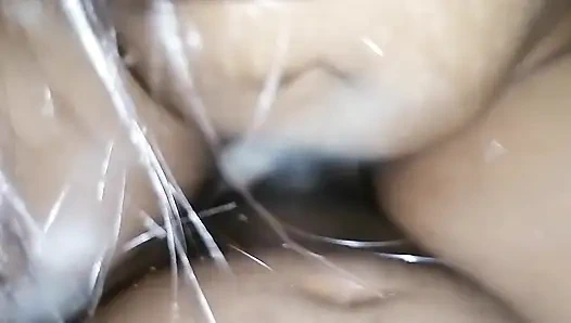 Hintli atletik üvey anne üvey oğlunu evde seksle karşılıyor