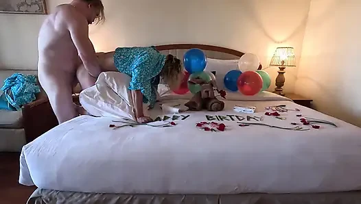 Bir otel odasında üvey annemle ilk sikiş, onun doğum günü