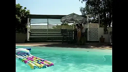 Lee Ann: Mükemmel Vücuda Sahip Genç Bir Seks Tanrıçası Havuz Kenarında Sert Sevişildi