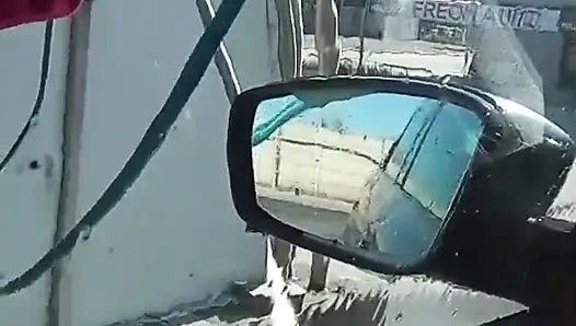 Öffentlich masturbiere meine muschi in der autowäsche, der handjob meines mannes im verkehr! Teil 1
