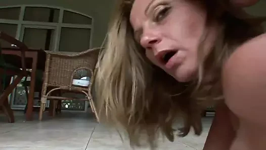 Küçük memeli sarışın olgun açık havada yarak emiyor ve biniyor