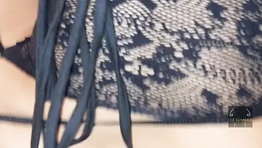 Binamdaki güvenlik görevlisi büyük siyah yarağıyla beni vajinamdan ve götünden tutuyor