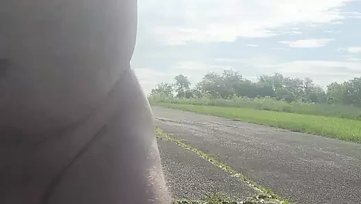 Dışarıda sadece çoraplarla ve ayakkabılarla dolaşıyorum.