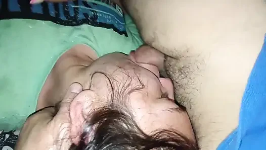 Ertesi gün üvey babam bana bir oral seks daha yaptı ve ben hepsini yutuyorum çünkü ben iyi kızım