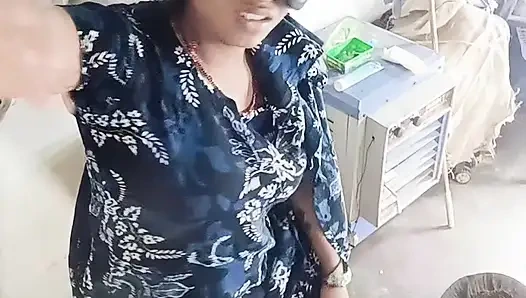 Göt amcık sikiyor yarak emiyor göğüslerini emiyor memeden süt emiyor ve domaltarak yarağa oturuyor ve doğrudan Hintçe seste yatıyor