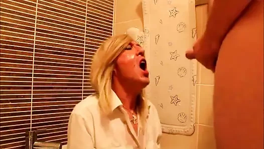 Crossdresser babasının sidiğini içiyor