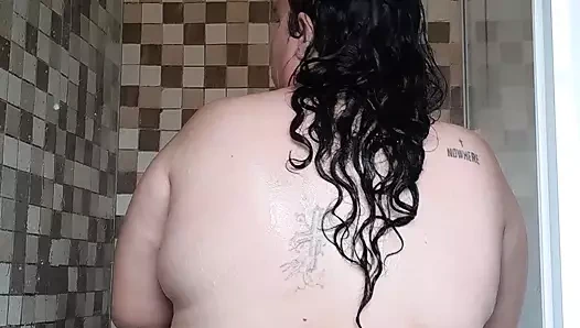 İri güzel kadın duşta eğleniyor.