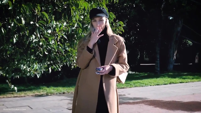 Beaty Rus kızla açık havada sigara içiyor 2