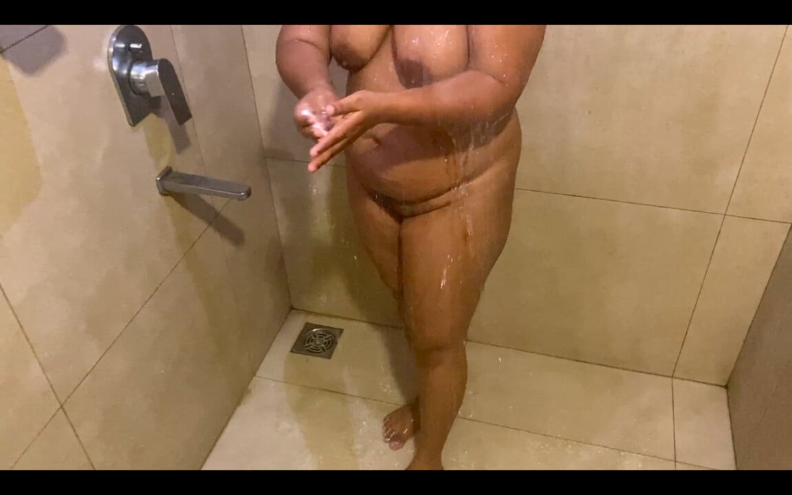 Mallu Kerala kızının dildo ile seksi banyo zamanı ve Malappuram otelde sikiliyor