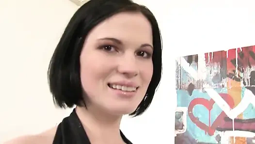 Hatun büyük bir oyuncağı ve kıvrımlı yarağı sikiyor