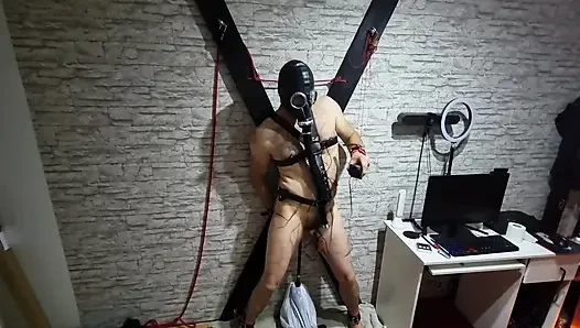 Sikiş makinesi olgun sürtüğün genişleyen deliklerini acımasızca sikiyor
