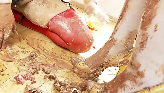 Yemek fetişi olan ateşli sürtükler yerde sikişiyor