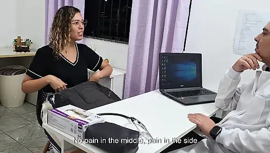 Bir pratisyen hekim tarafından karın bölgesi tıbbi muayenesi.