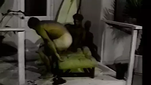 Asılı adam kocaman sikini arkadaşının boğazına sokuyor, sonra onu sikiyor