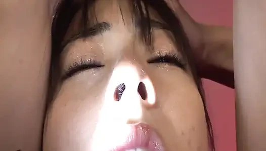 Ağlatıcı çöküntü. Ham bir ekranda zevk acıyla bükülüyor