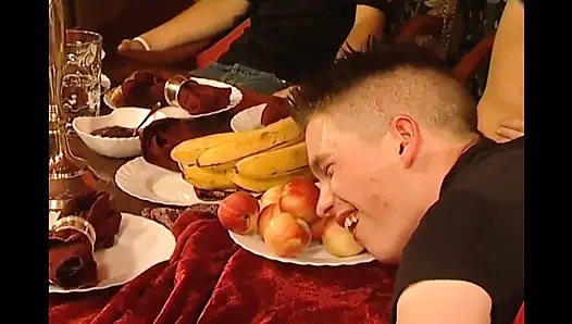 Rico ve sapık arkadaşlarıyla evde yalnız...