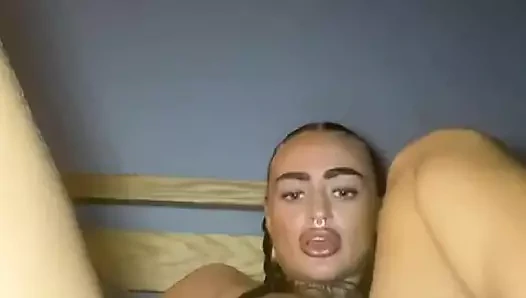 Sürtük emo sıkı göt deliğini sikmeyi seviyor