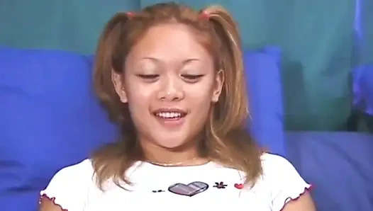 Seksi Asyalı amcık üniversite üniforması içinde dildoyla sikişiyor