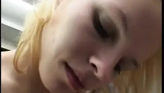 Sarışın genç kız ıslak amcığını ovuyor