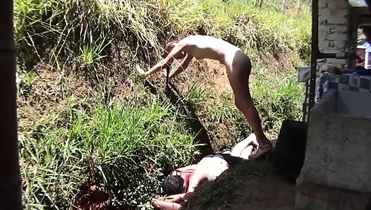 Çıplak bebek kölesini arka bahçede sikiyor