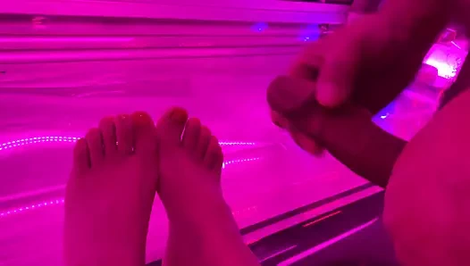 Cum üzerinde benim hanımların ayakları içinde the solarium