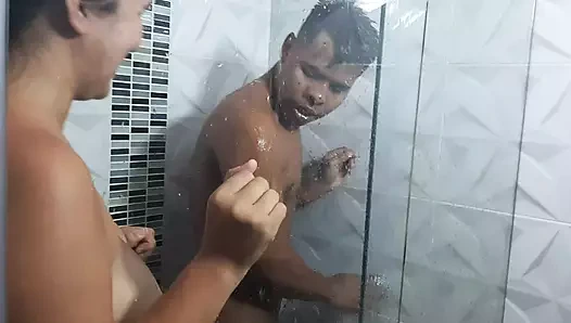 Duş alıyorum ve orospu üvey kardeşim sikimi emmek için geliyor