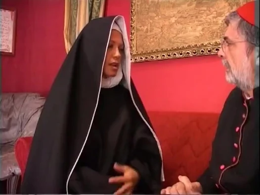 Azgın kız ağzına büyük beyaz bir yarak alıyor