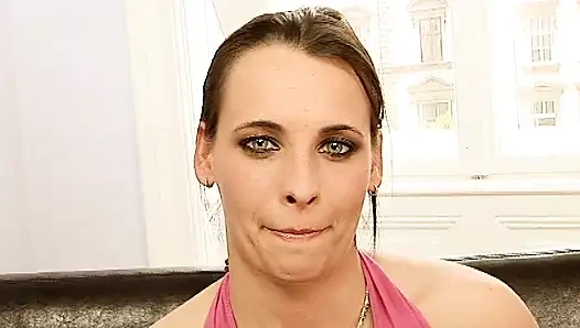 İki lezbiyen esmer paly yumruklarıyla sikişiyor