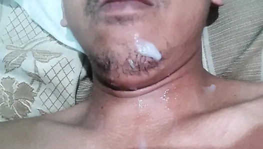 Asyalı adamın yüzüne sperm dökülüyor