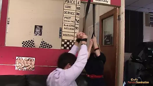 Adam alır onun çük basmış tarafından bir sarışın milf ile büyük memeler