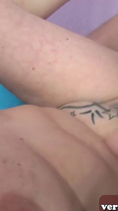 Göğüsleri sarkık olgun Alman orta yaşlı seksi kadın üvey erkek kardeşiyle sikişiyor | Klip 3