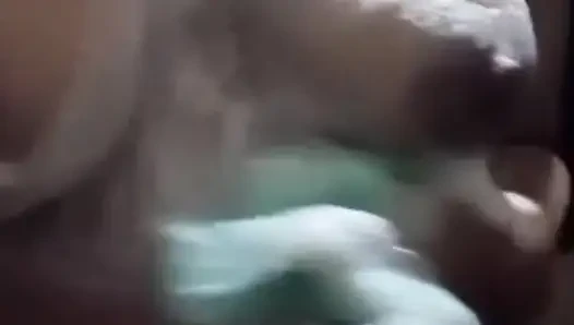 "Tatlım, duş alacağım, gel ve meme uçlarımı em."