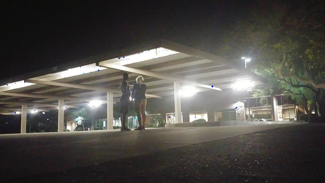 Boş bir otoparkta riskli seks!