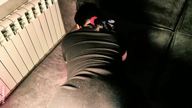 Bayan Rush anal egzersiz yapıyor ve götüne ateşli bir şekilde boşalıyor