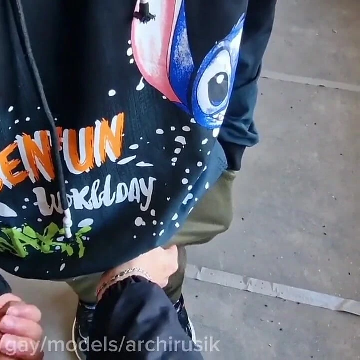 Bir inşaat işçisi şantiyede rastgele yoldan geçen biri tarafından sikiliyor!