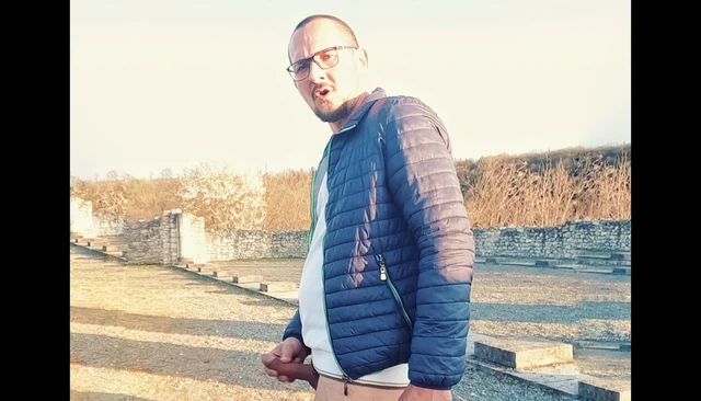 Дрочу и писаю на улице (необрезанный волосатый член)