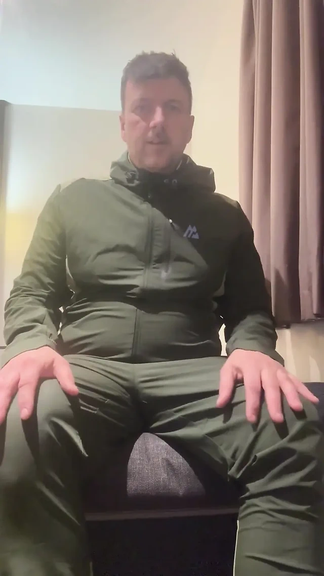 Striptiz yapıyor, mastürbasyon yapıyor ve götünü parmaklıyor