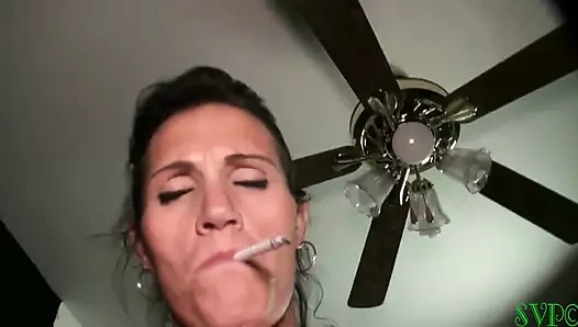 Genç erkek avcısı orta yaşlı seksi kadın öğretmen öğrenciye ekstra kredi veriyor