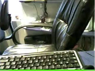 2 ofiste göğüslerini göster