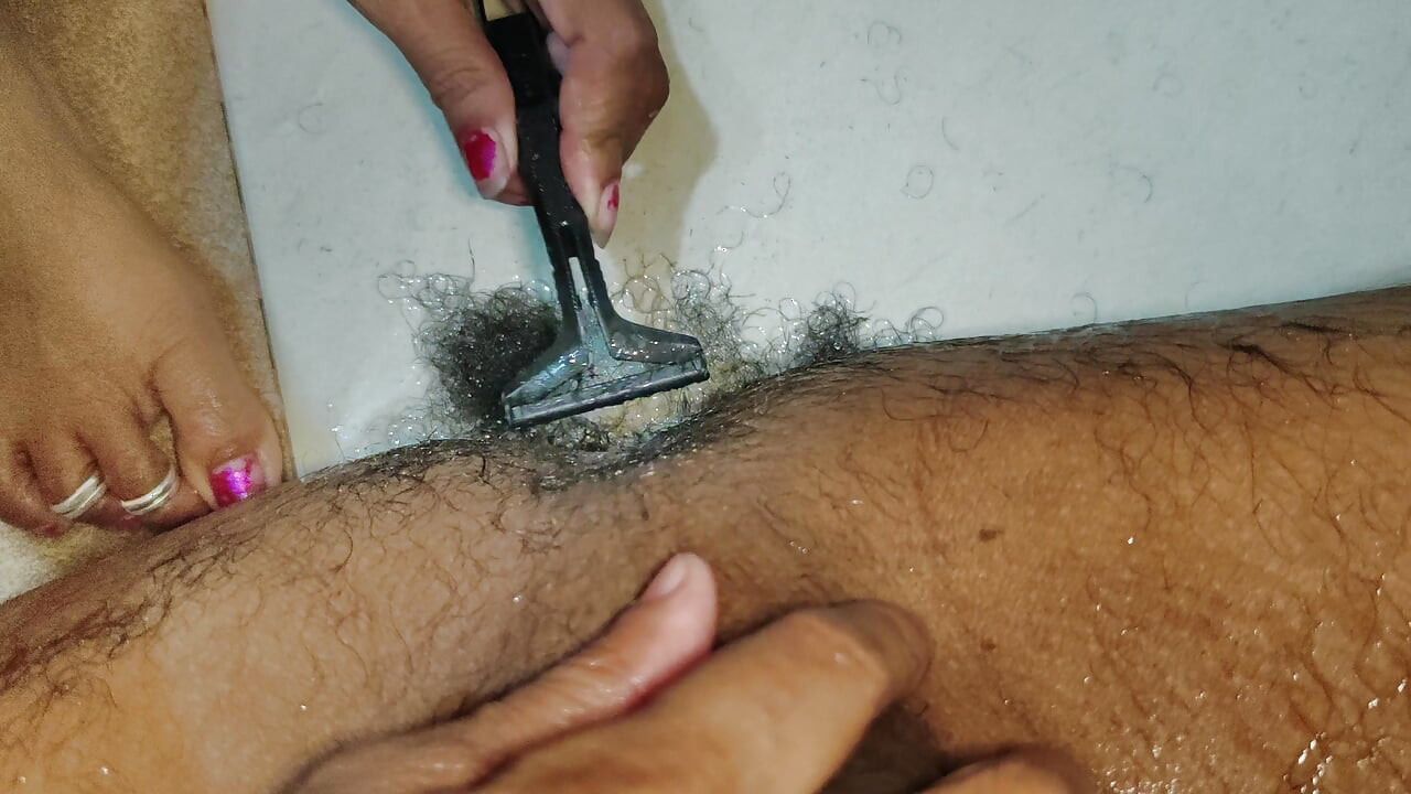 Bugün ilk kez yenge penisimin kıllarını tıraş etti ve bana mastürbasyon yapıyor