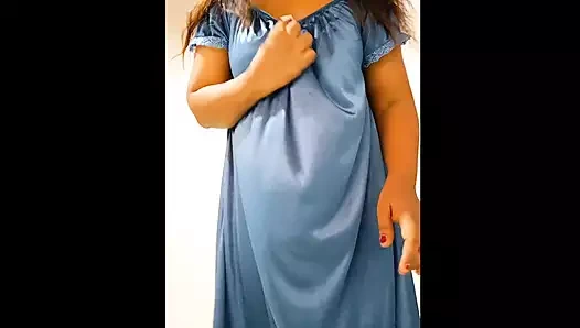 Hintli yenge jaanu görüntülü sohbetlerde striptiz yapıyor