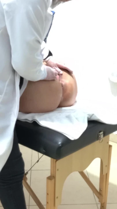 Ключевой момент от "Гинеколог проводит ректальное обследование пальцами в заднице".