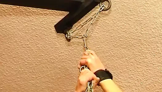 Sarkık Alman fahişe bağlı ve ustası tarafından sert şaplaklanıyor