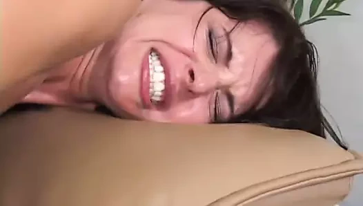 Yağ popo ile büyük bir parlaklık ile esmer milf oynak züppe tarafından çarptım